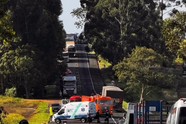 Interdi&ccedil;&atilde;o total da PR-092 provocou congestionamento de mais de 10 quil&ocirc;metros nos dois sentidos da rodovia.