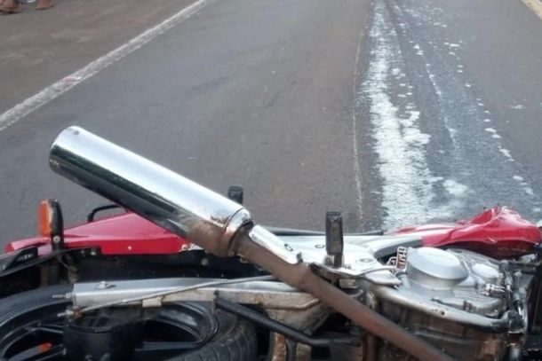 Acidente entre motocicleta e caminhonete deixou homem de 50 anos ferido na BR-153