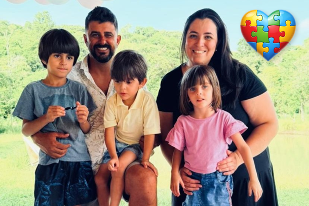 Juliano e Djeine com os filhos Murilo, Otto e Alana (g&ecirc;meos); fam&iacute;lia at&iacute;pica que conhece o desafio do cotidiano com dois meninos neurodivergentes. 