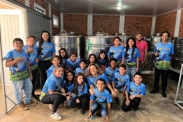 Alunos em visita a Vin&iacute;cola Bataer