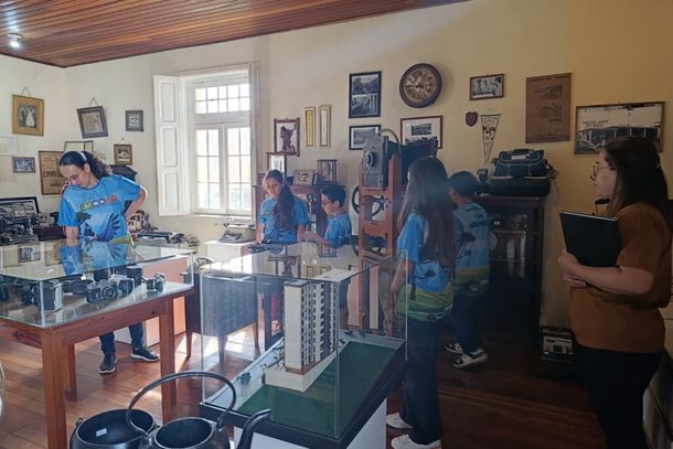 Alunos em visita ao Museu Mario Yamanouye.