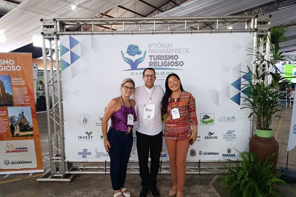 Cassia Gindri diretora do Departamento de Meio Ambiente e Turismo de Ibaiti, Padre Valter Roberto Pereira reitor do Santu&aacute;rio Nossa Senhora da Medalha Milagrosa e Eliana sua assessora, representando Ibaiti no 8&ordm; F&oacute;rum Paranaense de Turismo Religioso