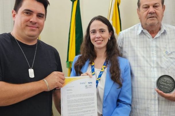Rogerio Secret&aacute;rio Municipal de Cultura, Esporte e Lazer, Amanda representante do Sesc e  Prefeito Roberto Regazzo em reuni&atilde;o sobre Dia do Desafio.
