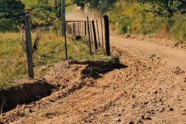 Trecho da estrada rural na regi&atilde;o da Amorinha ap&oacute;s interven&ccedil;&atilde;o que garantiu melhor drenagem e mais seguran&ccedil;a para o tr&aacute;fego de moradores e produtores locais.
