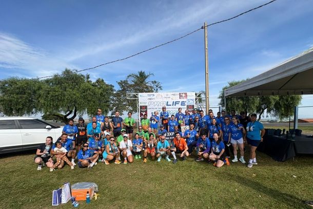 Grupo de atletas participa da ProLife Run 2026, que reuniu corredores de Ibaiti e de cidades da regi&atilde;o.