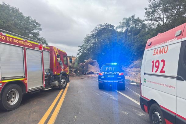 Tombamento de caminh&atilde;o mobilizou Samu, Bombeiros e PRF na BR-153, em Ibaiti, na manh&atilde; desta quinta-feira (28).