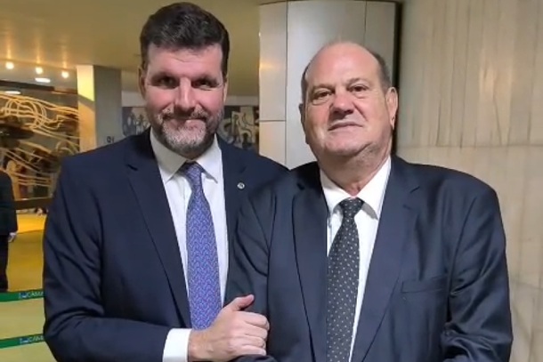 Prefeito Bet&atilde;o e deputado federal Pedro Lupion durante an&uacute;ncio da libera&ccedil;&atilde;o de R$ 2 milh&otilde;es para investimentos em infraestrutura na regi&atilde;o do Arei&atilde;o, em Ibaiti.
