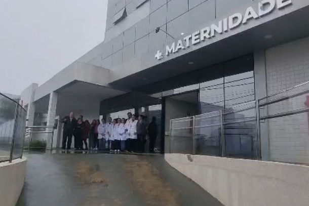 Prefeito, administra&ccedil;&atilde;o e equipes do hospital durante an&uacute;ncio sobre a libera&ccedil;&atilde;o da unidade em Ibaiti.
