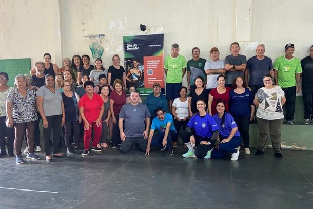 Participantes e equipes da Sa&uacute;de durante a&ccedil;&atilde;o do Dia do Desafio promovida em Ibaiti.