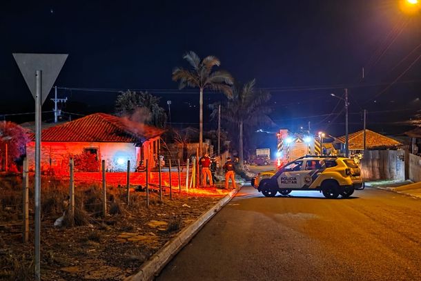 Inc&ecirc;ndio mobiliza Corpo de Bombeiros e equipes de emerg&ecirc;ncia na noite deste domingo em Ibaiti.