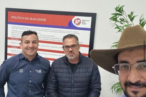 Paulo agente do FIEP e Carlos Gerente da SP Ondonto em reuni&atilde;o com Anderson Cesar Barbosa diretor de Industria de Ibaiti. 