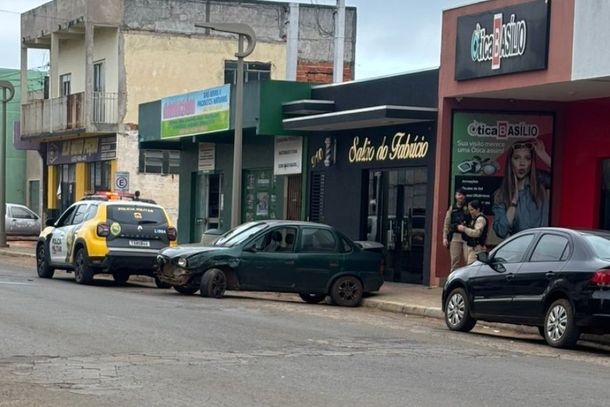 Motorista embriagado &eacute; preso ap&oacute;s colis&atilde;o entre ve&iacute;culos na Avenida Ant&ocirc;nio Cunha, em Curi&uacute;va.