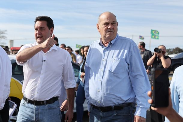 Governador Carlos Massa Ratinho Junior e o prefeito Roberto Regazzo durante an&uacute;ncio de novos investimentos e obras de infraestrutura para Ibaiti e o Norte Pioneiro.
