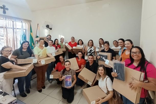 Diretoras das escolas municipais participaram da entrega dos novos notebooks e tablets destinados &agrave;s institui&ccedil;&otilde;es de ensino do munic&iacute;pio.