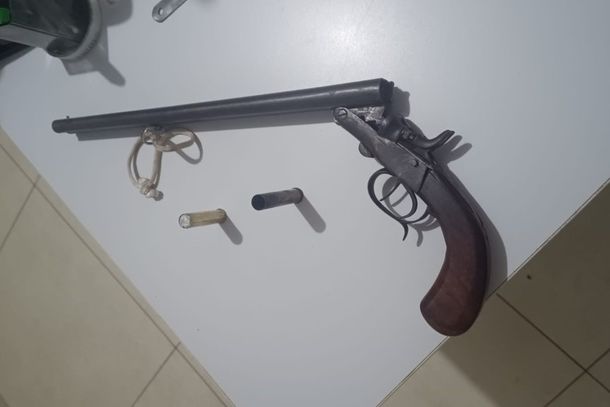 Adolescente &eacute; apreendido com arma de fogo ap&oacute;s roubo e fuga em Wenceslau Braz.