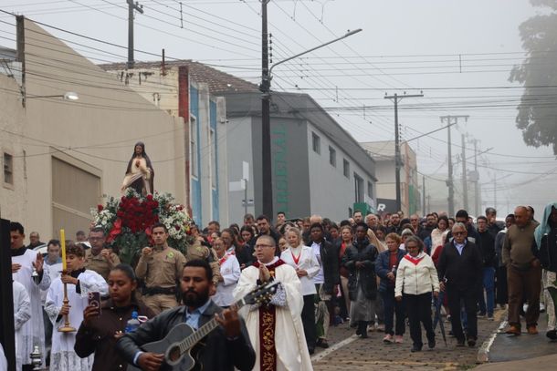 Fi&eacute;is participam da prociss&atilde;o de Corpus Christi pelas ruas de Ibaiti.