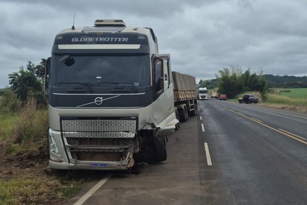 Acidente entre carro e caminh&atilde;o deixou uma v&iacute;tima fatal na manh&atilde; desta quinta-feira (25), na BR-153, em Guapirama.