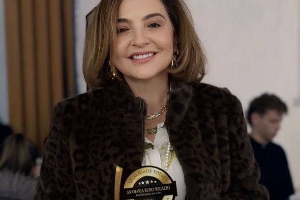 Anamaria celebra a conquista dos pr&ecirc;mios Empres&aacute;ria do Ano e Melhor Loja de M&oacute;veis e Decora&ccedil;&otilde;es.