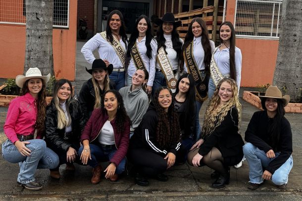 Corte e candidatas &agrave; realeza da EXPO Ibaiti 2026