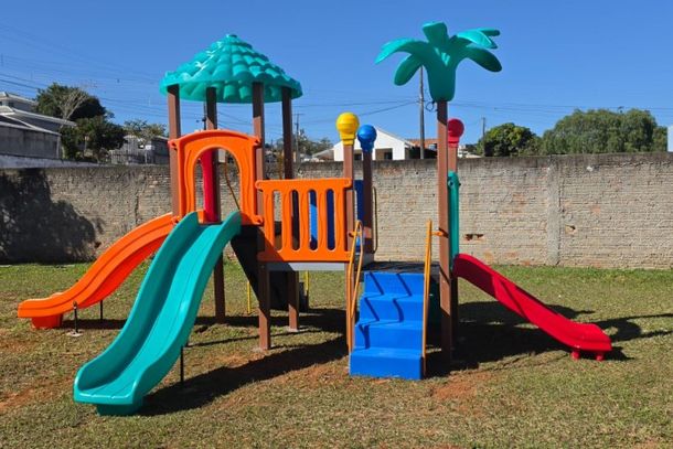 Parquinho entregue a CMEI Tia Neide.