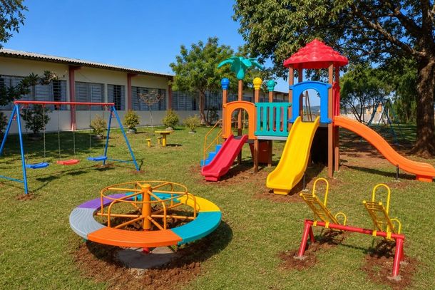 Parquinho entregue a Escola Municipal Lazaro de Moura Bueno.