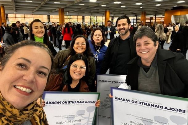 Secret&aacute;ria Municipal de Educa&ccedil;&atilde;o Denise da Silva Lima e diretores comemoram a conquista das escolas municipais na premia&ccedil;&atilde;o estadual.
