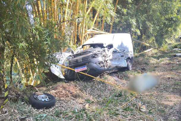 Fiat Fiorino ficou destru&iacute;da ap&oacute;s a colis&atilde;o registrada na PR-435.