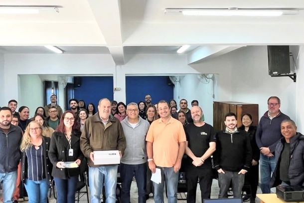 Representantes da UTFPR, Prefeitura de Ibaiti e Polo UAB durante a entrega do kit de rob&oacute;tica destinado ao curso de Licenciatura em Computa&ccedil;&atilde;o.