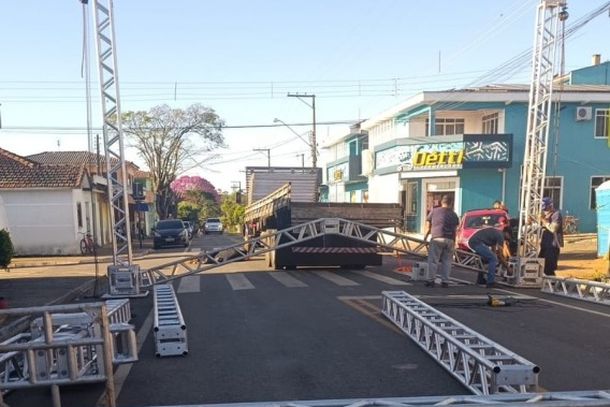 Estrutura j&aacute; esta sendo montada para o grande Fut Arraial do Campinho.
