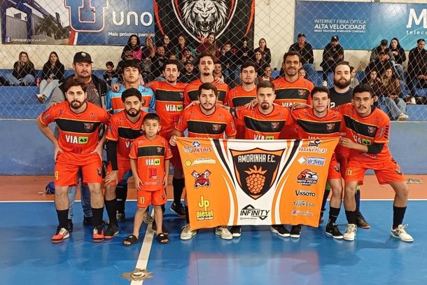 Amorinha FC comemora o t&iacute;tulo da 1&ordf; edi&ccedil;&atilde;o da Liga Independente de Futsal de Ibaiti ap&oacute;s goleada na final.