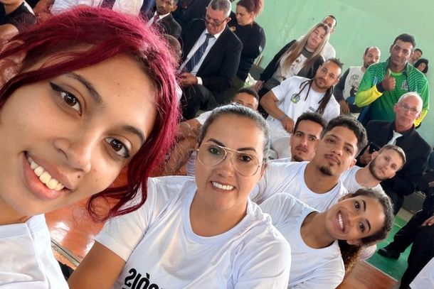Maria Luiza, atletas da equipe de Len&ccedil;&oacute;is Paulista, Mestre Tatu e Professor Montanha ao fundo durante 68&ordm;  Jogos Regionais em SP.