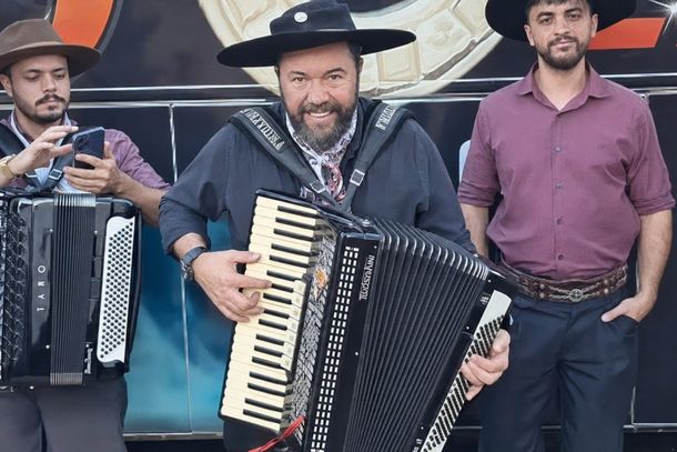 Baile de formatura reunir&aacute; apresenta&ccedil;&otilde;es culturais e show de Sandro Oliveira neste s&aacute;bado, em Curi&uacute;va.