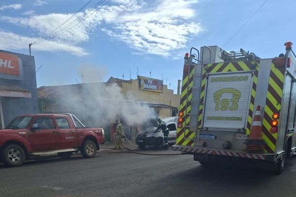 Ve&iacute;culo de servi&ccedil;o pegou fogo na Avenida Paulo Pimentel, em Ibaiti.