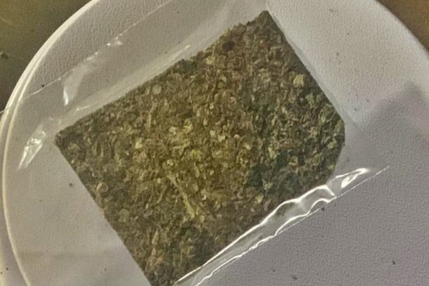 Por&ccedil;&otilde;es de maconha foram apreendidas durante abordagem da Pol&iacute;cia Militar em Ibaiti.