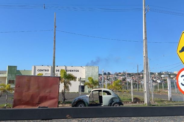 Princ&iacute;pio de inc&ecirc;ndio mobilizou o Corpo de Bombeiros no Centro de Eventos de Ibaiti.