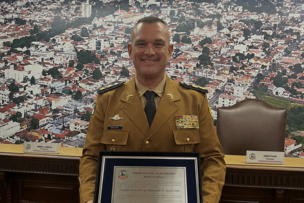 enente-coronel Carlos Ricelli Leal recebeu o T&iacute;tulo de Cidad&atilde;o Honor&aacute;rio de Jacarezinho em sess&atilde;o solene realizada pela C&acirc;mara Municipal.
