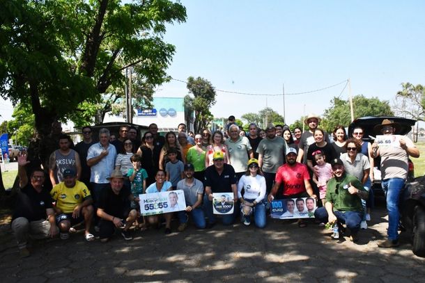Autoridades, lideran&ccedil;as e moradores participam de adesiva&ccedil;o na Pista da Sa&uacute;de.