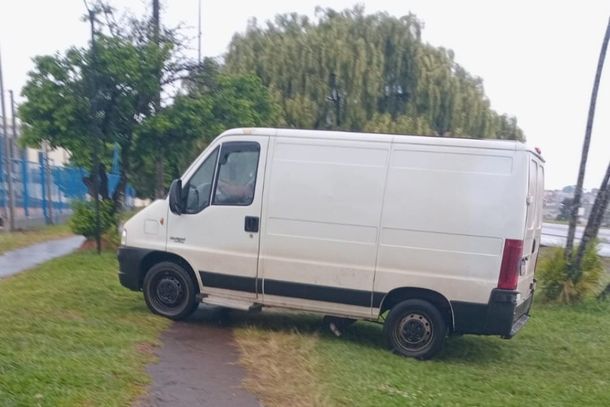 Morador denuncia uso irregular da pista da sa&uacute;de por ve&iacute;culos para acesso &agrave; BR.