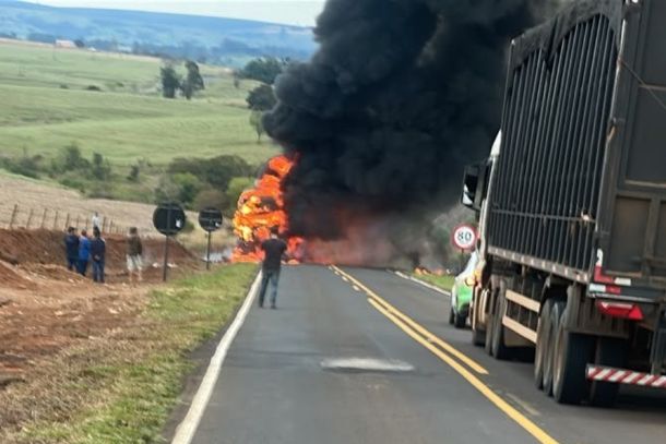 Inc&ecirc;ndio atingiu carreta carregada com farelo na PR-218, em Jundia&iacute; do Sul.