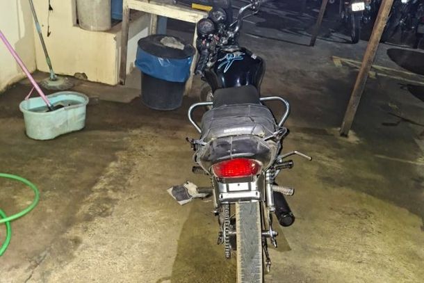 Motocicleta foi apreendida pela PM ap&oacute;s fiscaliza&ccedil;&atilde;o no Distrito do Campinho, em Ibaiti.
