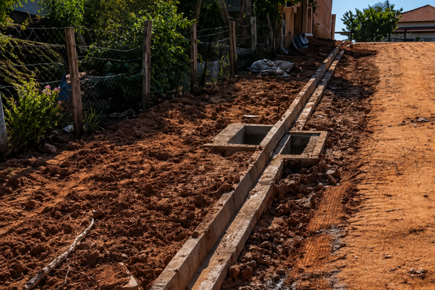 Obras avan&ccedil;am com drenagem e prepara&ccedil;&atilde;o das ruas para o cal&ccedil;amento na Amorinha.