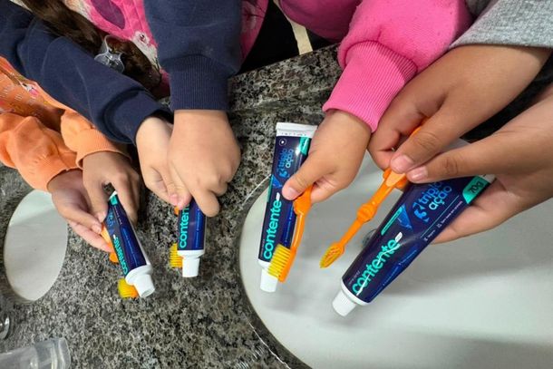 Equipe de Sa&uacute;de Bucal entrega kits odontol&oacute;gicos a alunos da rede municipal de Ibaiti.