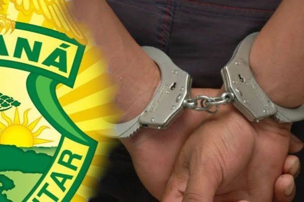 Homem preso, por&ccedil;&otilde;es de coca&iacute;na, motocicleta e mochila t&eacute;rmica apreendidas durante a ocorr&ecirc;ncia.
