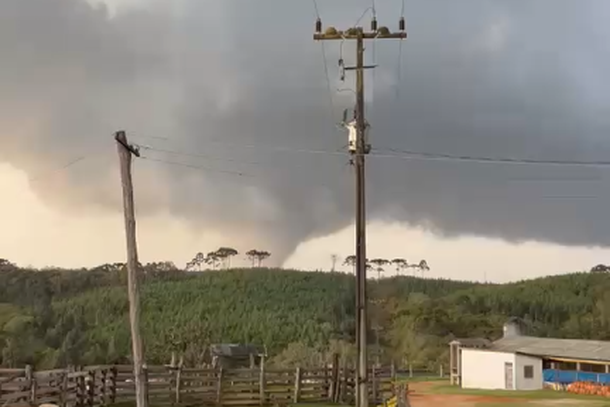 Imagem que circula em grupos de WhatsApp e nas redes sociais mostra o tornado em Pira&iacute; do Sul durante o epis&oacute;dio de tempo severo registrado neste s&aacute;bado (8). 