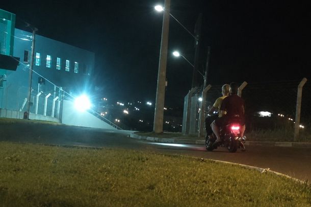 V&iacute;deo registra tr&ecirc;s pessoas em pequeno ve&iacute;culo el&eacute;trico em uma rua de Ibaiti.