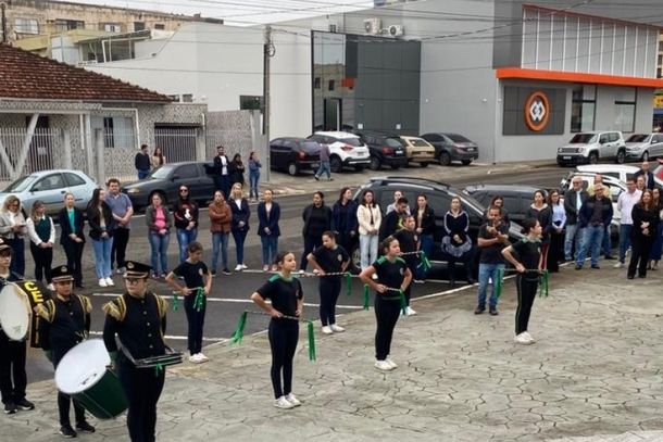 Abertura da Semana da P&aacute;tria reuniu autoridades, estudantes e comunidade em frente &agrave; Prefeitura de Ibaiti.