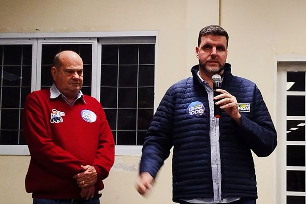 Prefeito Roberto Regazzo, deputado federal Pedro Lupion e autoridades de Ibaiti durante a reuni&atilde;o realizada nesta quinta-feira (10).