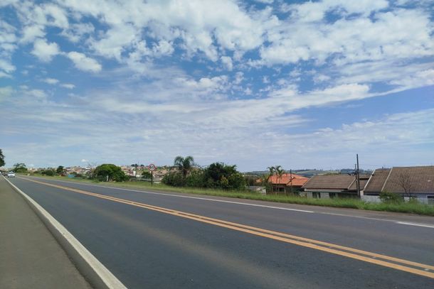 Apesar do c&eacute;u azul e da presen&ccedil;a do sol nesta quinta-feira (8), a previs&atilde;o indica aumento da instabilidade em Ibaiti, com possibilidade de temporais a partir de sexta-feira (9).