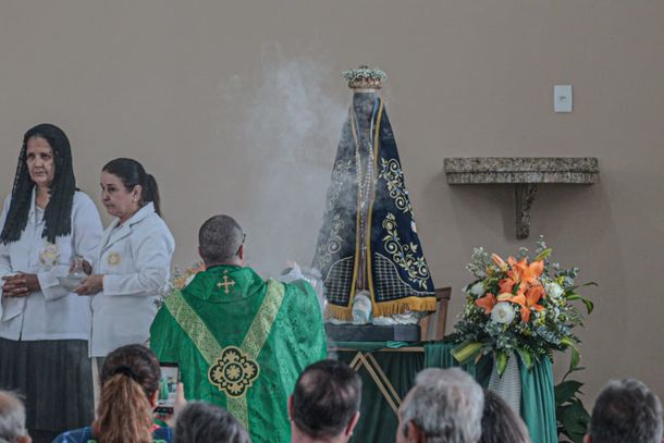 Fi&eacute;is participaram da Santa Missa em homenagem a Nossa Senhora Aparecida, neste domingo (11), na capela do Patrim&ocirc;nio do Caf&eacute;.
