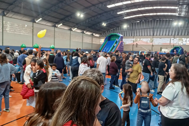 Gin&aacute;sio Petez&atilde;o recebeu a festa do Dia das Crian&ccedil;as em Ibaiti, com atra&ccedil;&otilde;es gratuitas e participa&ccedil;&atilde;o de mais de mil crian&ccedil;as.